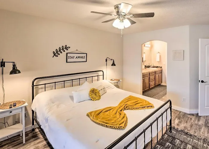 Bullhead Oasis W/ Fire Pit + Mtn View! Holiday home Bullhead City