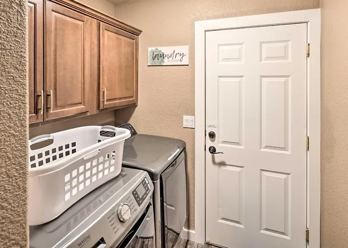 Bullhead Oasis W/ Fire Pit + Mtn View! Holiday home Bullhead City