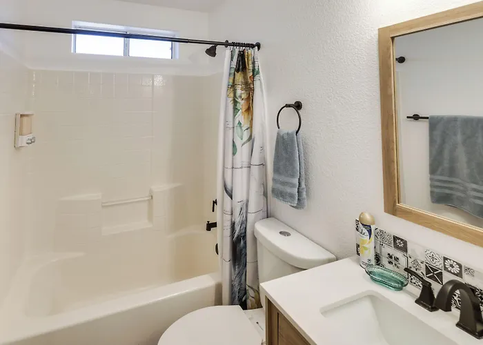 Bullhead Oasis W/ Fire Pit + Mtn View! Bullhead City