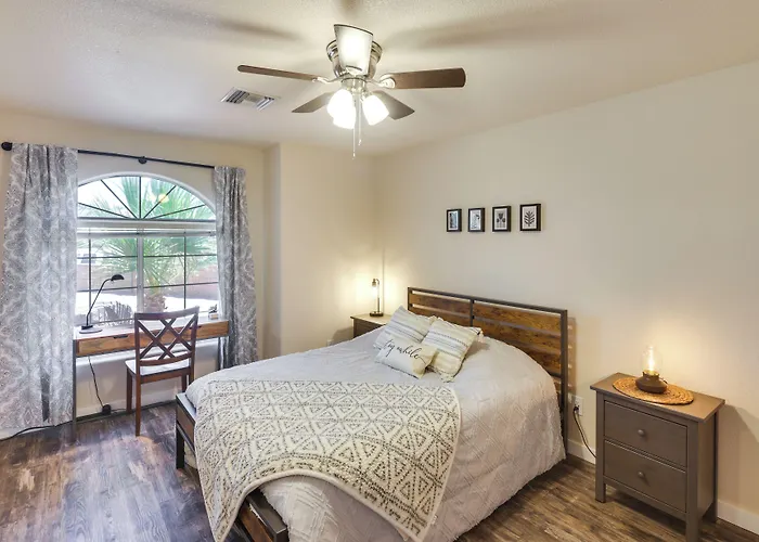 Bullhead Oasis W/ Fire Pit + Mtn View! Holiday home *