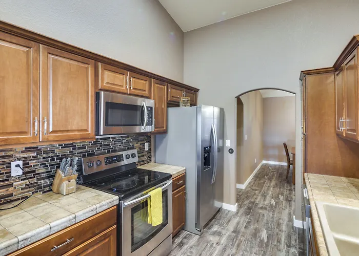 Bullhead Oasis W/ Fire Pit + Mtn View! Holiday home *